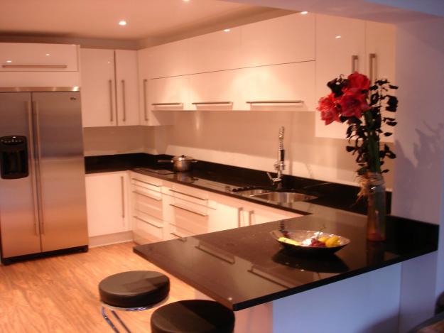 blat granitowy,zawiasy CLIP top BLUMOTION ,fronty MDF, klapy aluminiowe, aventos hf, szuflady tandembox z cichym domykiem, cokół aluminiopodobny, piekarnik  zabudowane w słupku